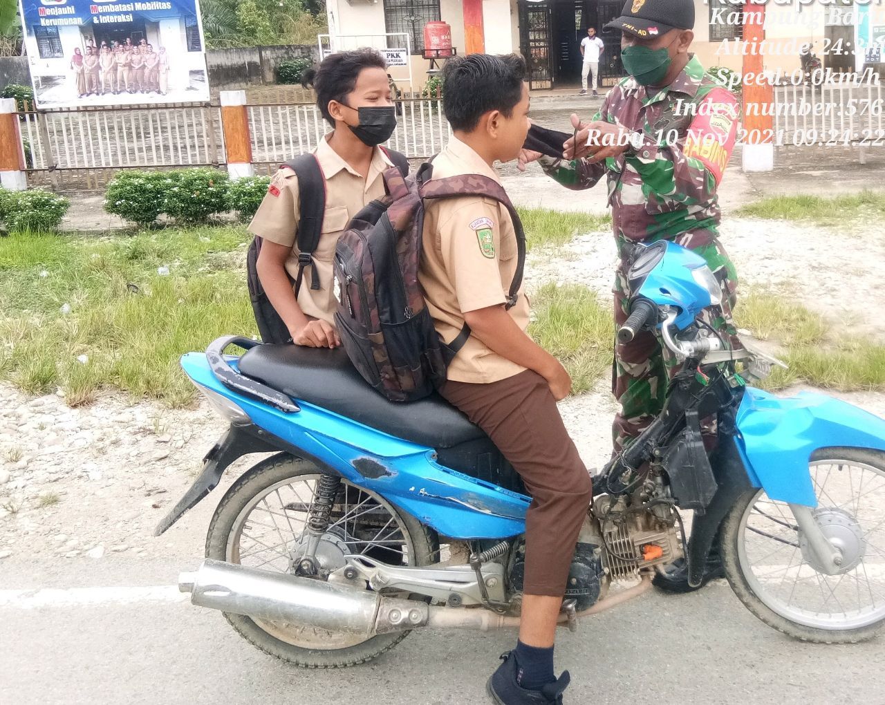 Babinsa Koramil 06/Cerenti Dim 0302/Inhu Bagikan Masker Kepada Anak Sekolah Desa Kampung Baru