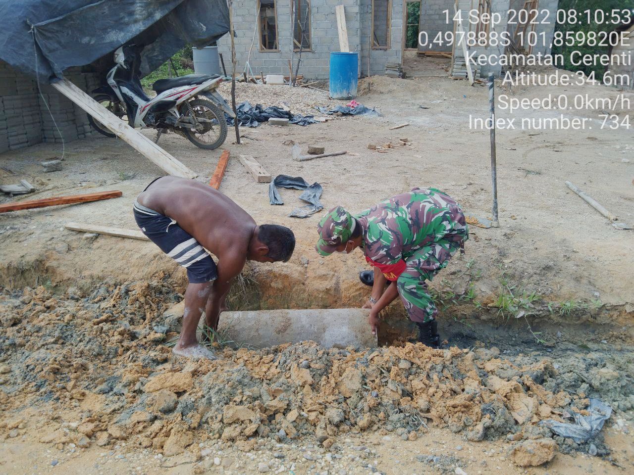 Babinsa Koramil 06/Cerenti Kodim 0302/Inhu Bantu Warga Memasang Gorong-gorong Jalan