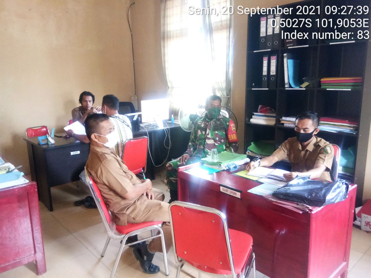 Tingkat Kan Kerjasama, Babinsa Koramil 06/Cerenti Dim /0302/Inhu Laksanakan Komsos Di Kantor Desa Pesikaian