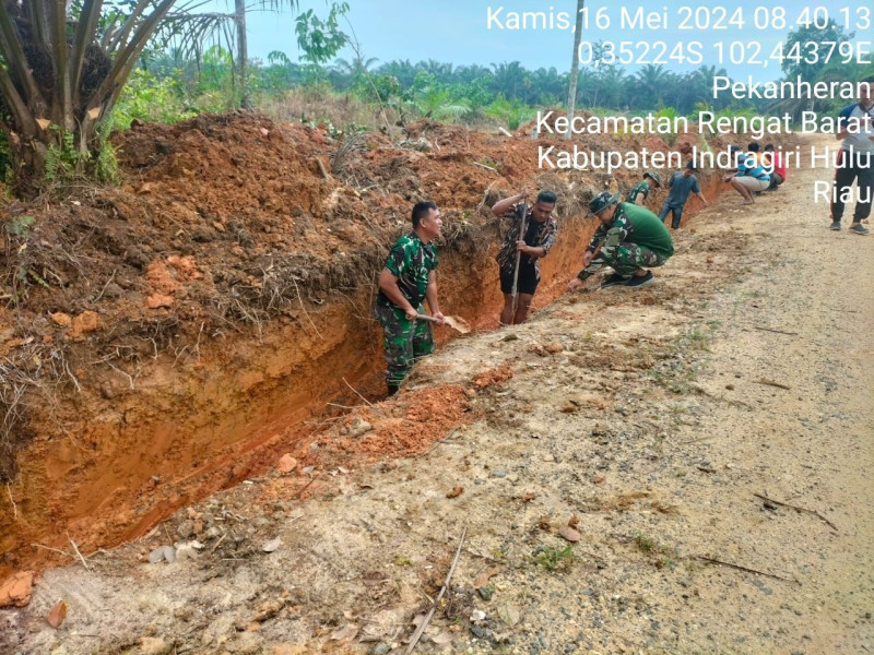 TMMD Ke - 120 Babinsa Membantu Melaksanakan Pengerasan Jalan Penghubung Desa di Kecamatan Rengat Barat 