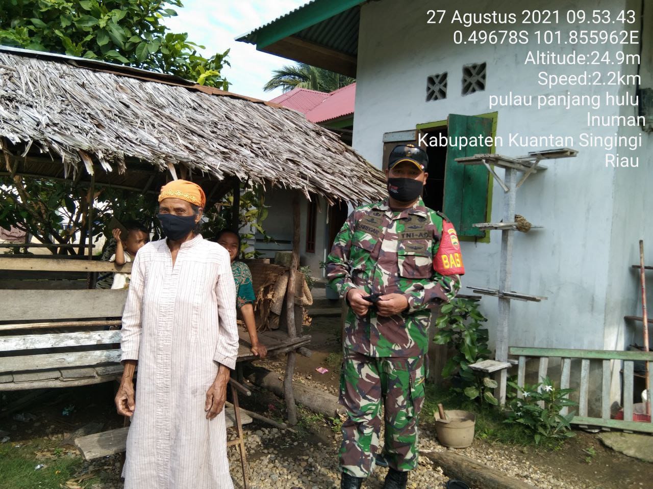 Lindungi Warga Dari Covid-19, Babinsa Koramil 06/Cerenti Kodim 0302/Inhu Bagikan Masker Gratis Kepada Masyarakat Binaan