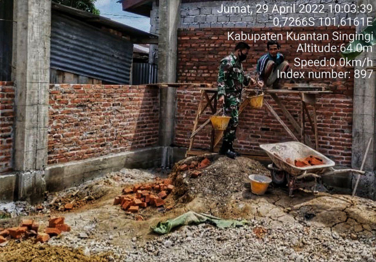 Babinsa Koramil 06/Cerenti Kodim 0302/Inhu Gotong Royong Membantu Masyarakat di Desa Kampung Baru Koto