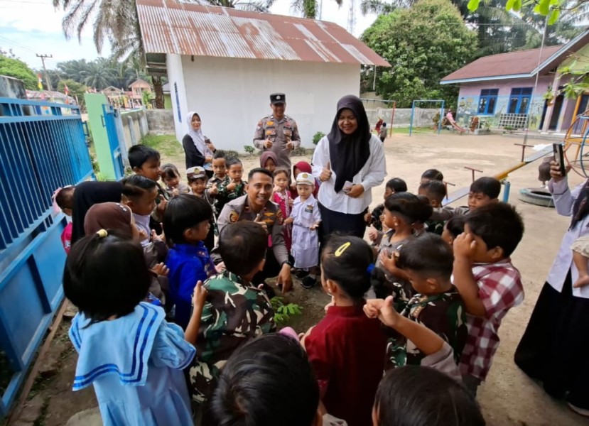 Polsek Lubuk Batu Jaya Tanamkan Cinta Lingkungan Sejak Dini Lewat Green Policing