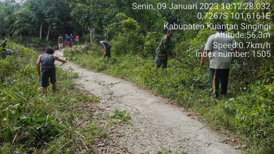 Babinsa Koramil 06/Cerenti Kodim 0302/Inhu Membantu Warga Membersihkan Jalan di Desa Banjar Nantigo Kecamatan Inuman 