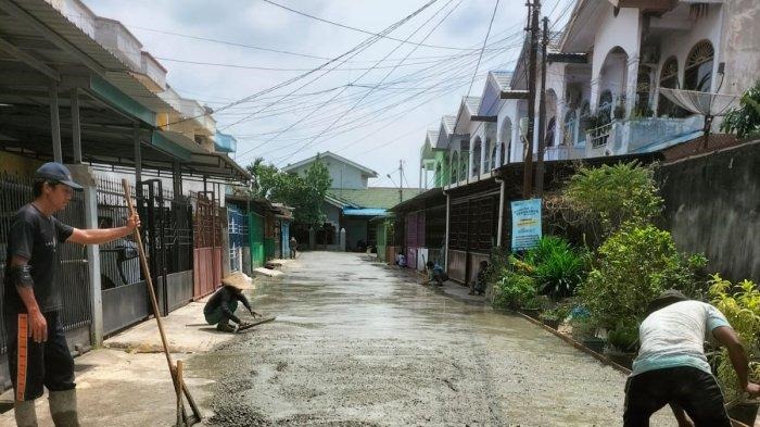 Dinas Perkim Pekanbaru Melakukan Semenisasi Jalan Rusak di Kampung Baru