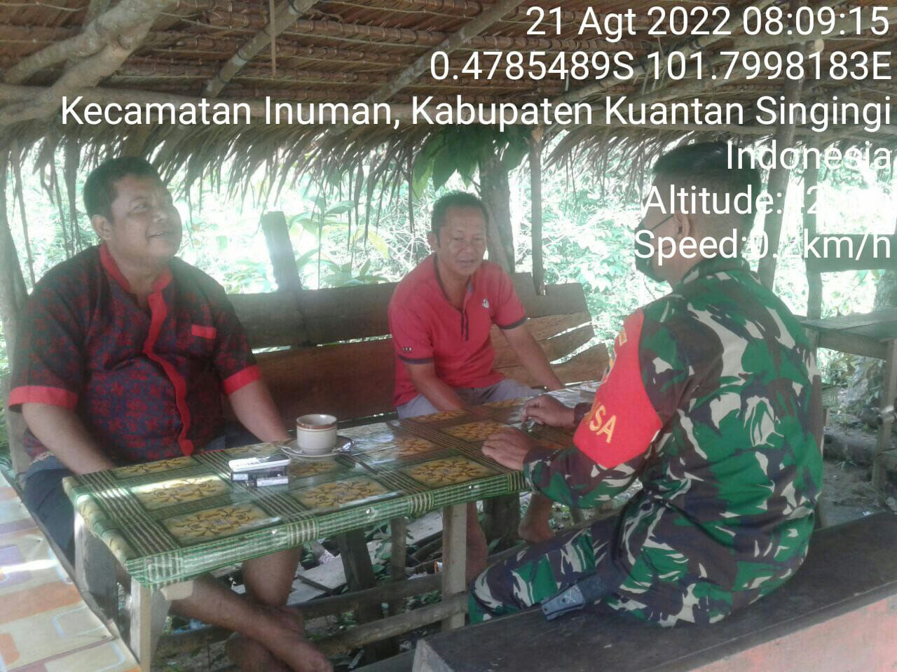 Anggota Satgas TMMD Ke- 114 Kodim 0302/Inhu, dan Babinsa Koramil 06/Cerenti Kodim 0302/Inhu Komsos Ditengah Kesibukan Finishing TMMD Ke-114 Kodim 0302/Inhu