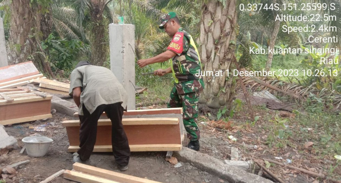 Serda Dumen Siregar Babinsa Koramil 06/Cerenti  Kodim 0302/Inhu Membantu Warga Membangun Pagar Rumah Bersama-sama Dengan Warga Binaan