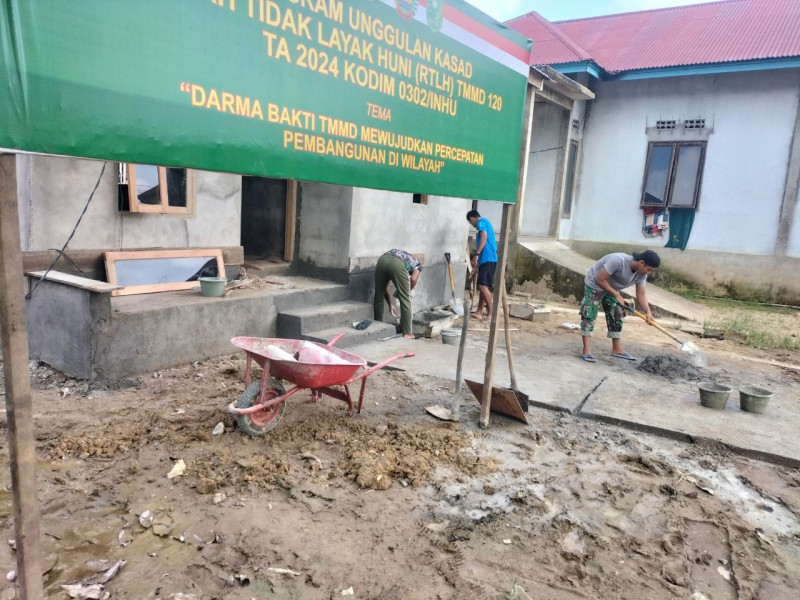 Babinsa Membantu Pelaksanaan Program Satgas TMMD Ke-120 Kodim 0302/Inhu Di Desa Redang Pembangunan Rumah Layak Huni 