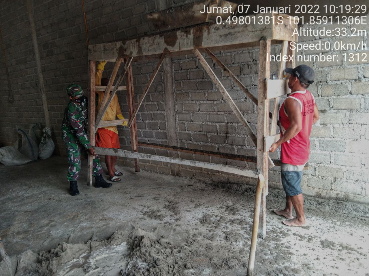 Babinsa Koramil 06/Cerenti Dim 0302/ Inhu Gontong Royong Bantu Warga di Pulau Panjang Cerenti Kecamatan Cerenti