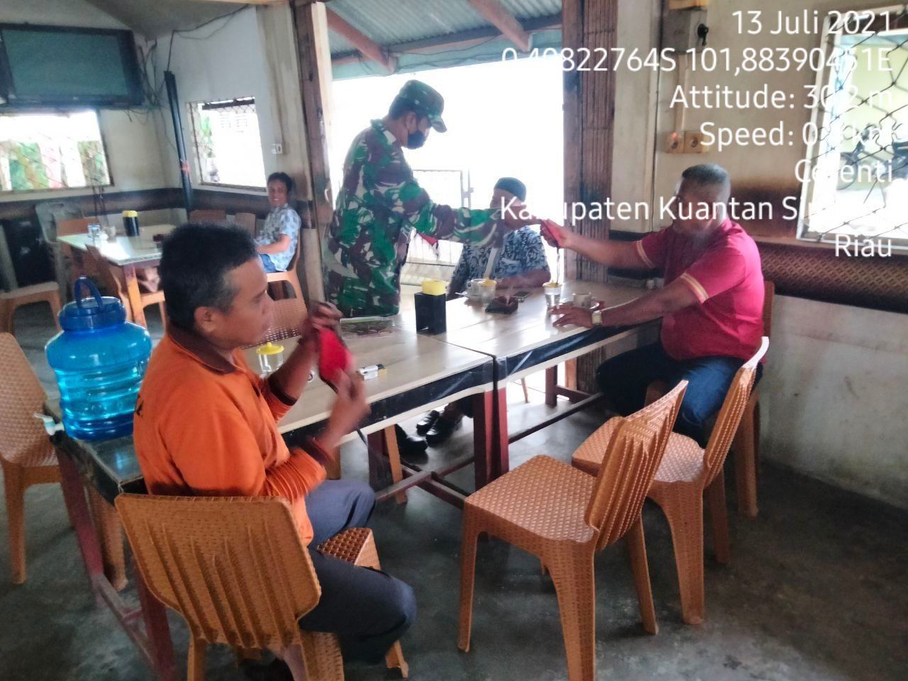 Babinsa Koramil 06/Cerenti Dim 0302/Inhu, Serda Juanda Bagikan Masker Untuk Putus Penularan Covid-19