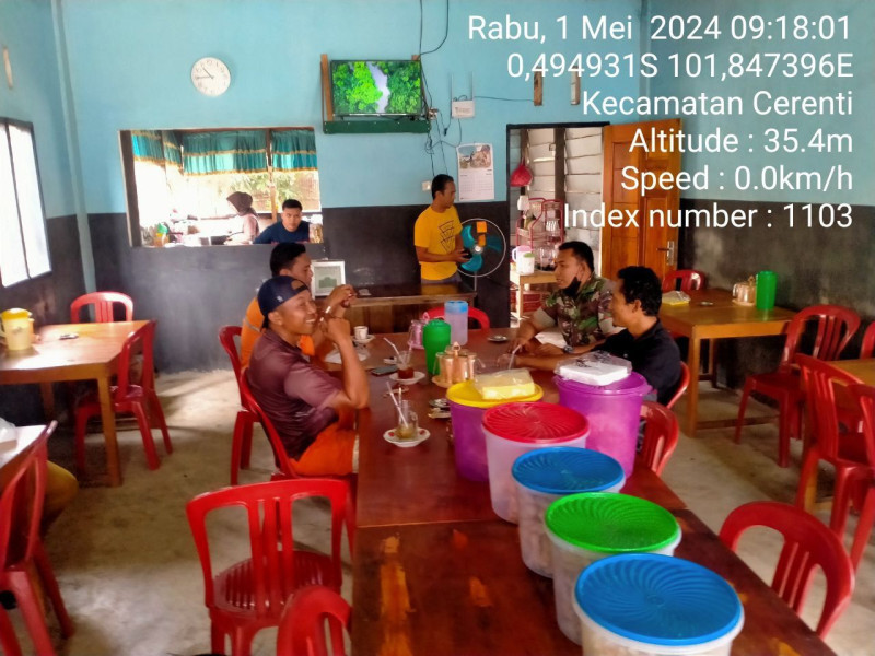 Di Desa Kampung Baru Cerenti, Kopda Muhamad Soleh Babinsa Koramil 06/Cerenti Kodim 0302/ Inhu Komsos Dengan Warga 