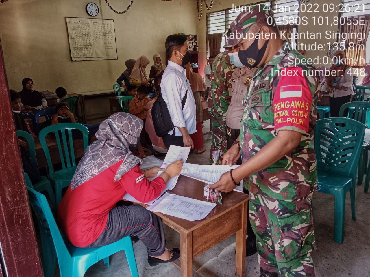 Babinsa Koramil 06/Cerenti Kodim 0302/Inhu Pantau Dan Dampingin Pelaksanaan Vaksin Covid-19 di SD Negeri 001 Pasar Inuman