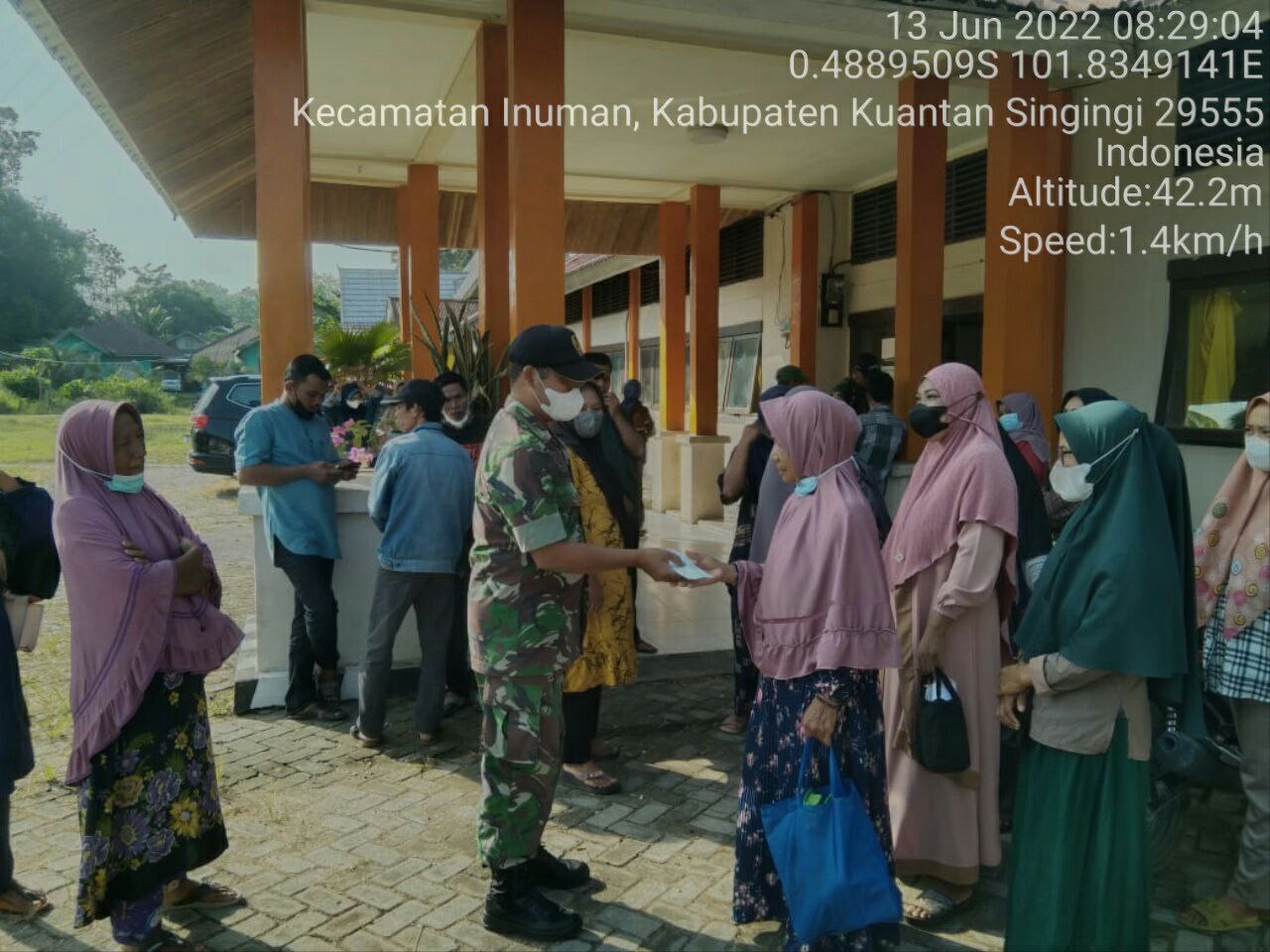 Babinsa Koramil 06/Cerenti Kodim 0302/Inhu Masker Dibagikan Gratis Oleh Babinsa Untuk Warga Desa Bedeng Sikuran Kecamatan Inuman Kabupaten Kuansing