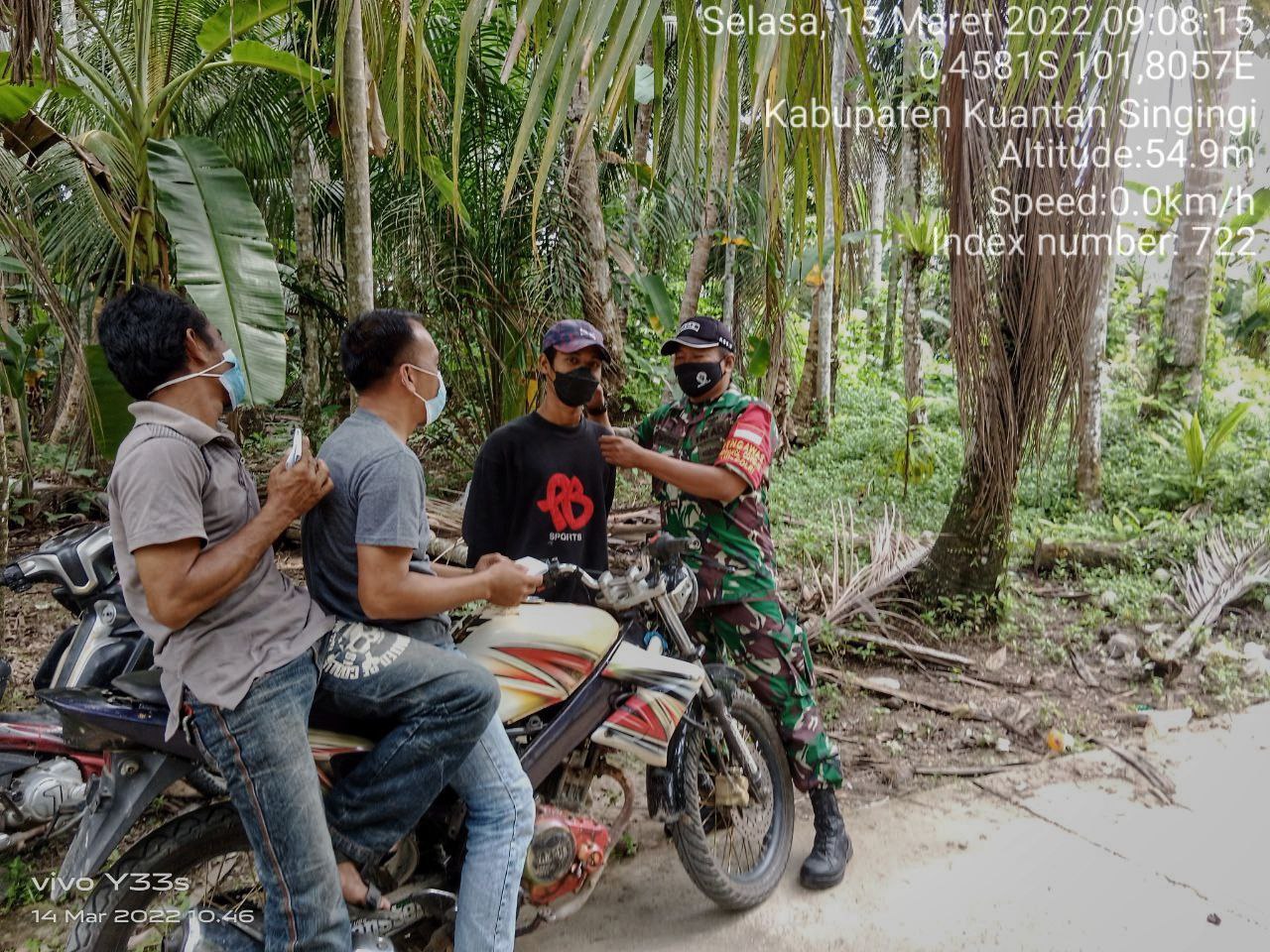 Babinsa Koramil 06/Cerenti  Kodim 0302/Inhu  Bagikan Masker  Kepada Warga di Kampung Baru Koto Kecamatan Inuman Kabupaten Kuansing