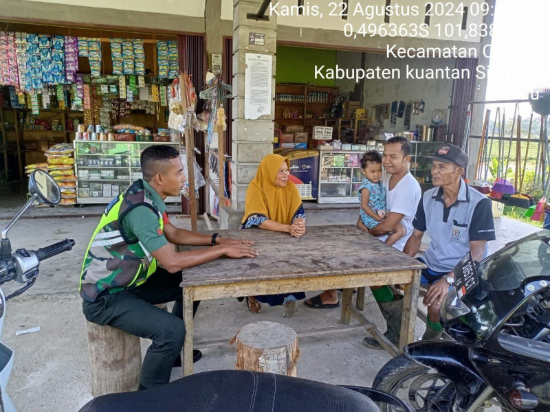 Babinsa Koramil 06/ Cerenti Kodim 0302/Inhu, di Desa Tanjung Medan Kecamatan Cerenti  Melakukan Kegiatan Komsos 