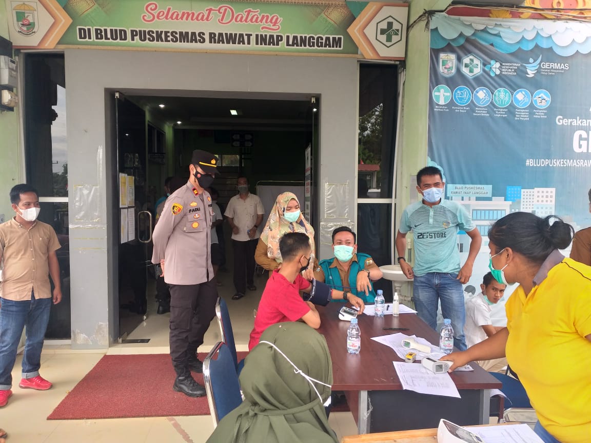 Dukung Percepatan Penanganan Covid-19, Polsek Langgam Pantau Vaksinasi Massal