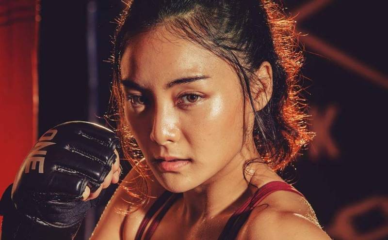 Atlet Mix Martial Arts (MMA) asal Thailand, Rika Ishige. (foto: instagram.c...