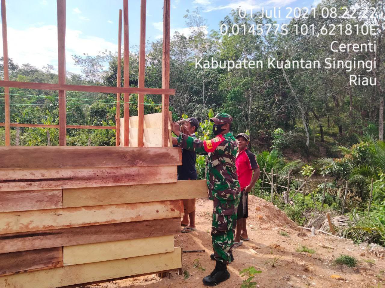 Jaga Kekompakan dan Keharmonisan, Babinsa Koramil 06/Cerenti Dim 0302/Inhu Bantu Bangun Rumah warga