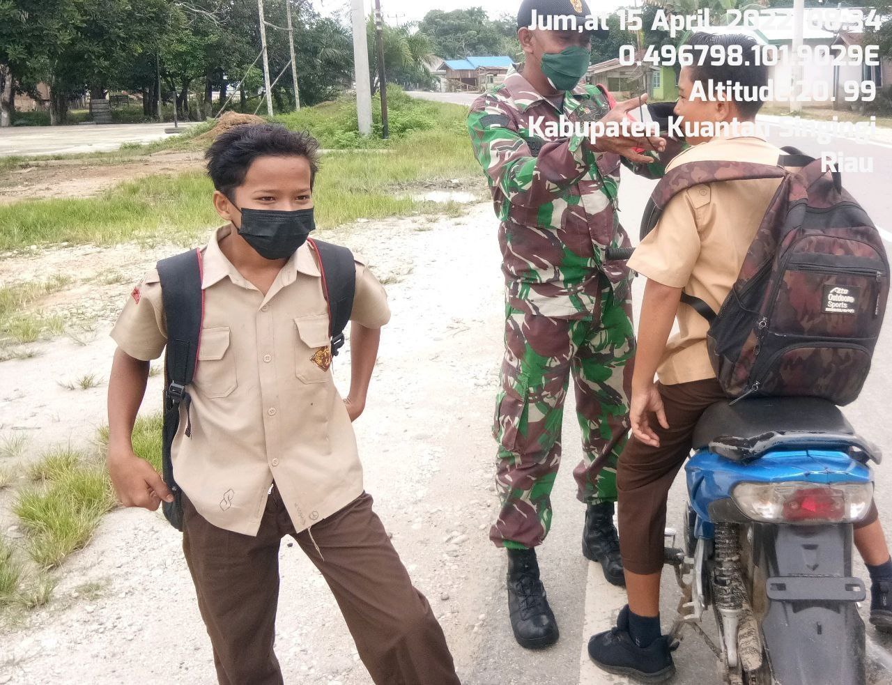 Kegiatan Pembagian Masker Kepada Anak Sekolah Yang Melintas Tidak Menggunakan Masker Dilakukan Personel Koramil 06/Cerenti Kodim 0302/Inhu 