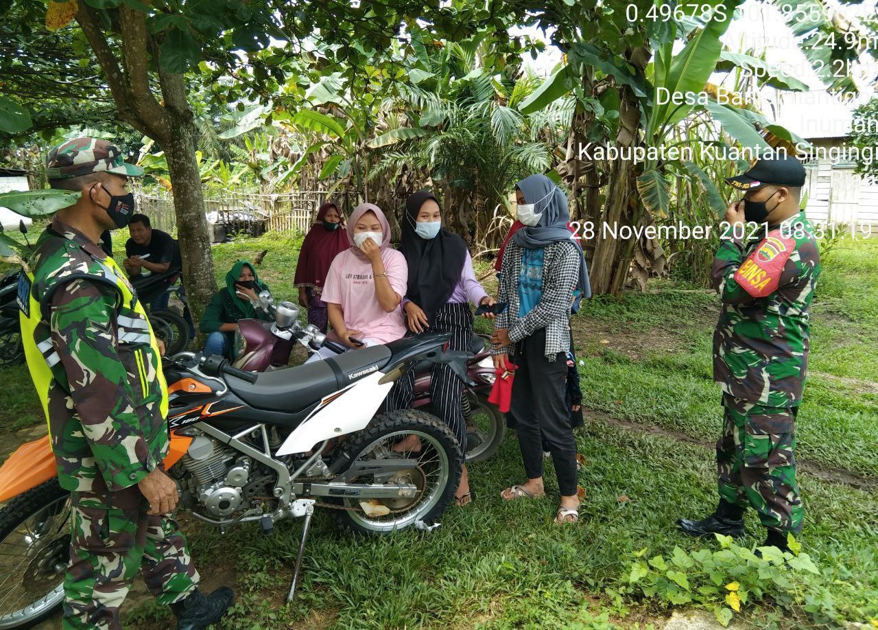 Babinsa Koramil 06/Cerenti Kodim 0302/Inhu Edukasi Pencegahan Penyebaran Covid-19 Di Desa Binaanya di Desa Banjar Nan Tigo Kecamatan Inuman