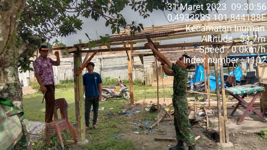 Babinsa Koramil 06/Cerenti Kodim 0302/Inhu Gotong Royong  Bersama Warga Di Desa Bedeng Sikuran
