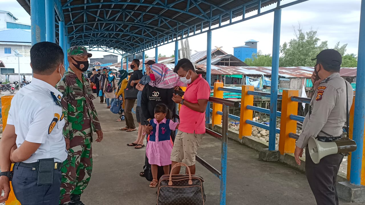 Masyarakat Mengantri di Pelabuhan, Polsek Kuala Kampar Monitor Penerapan Prokes