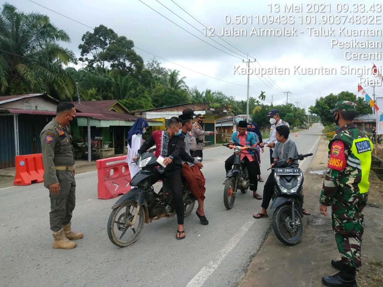 Personel Koramil 06/Cerenti Bantu Jaga Pos Penyekatan Antisipasi Mudik Lebaran