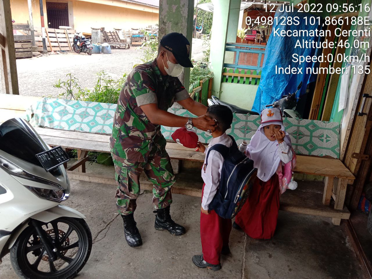 Babinsa Kopda Junedi Bagikan Masker Kepada Anak-anak Sekolah