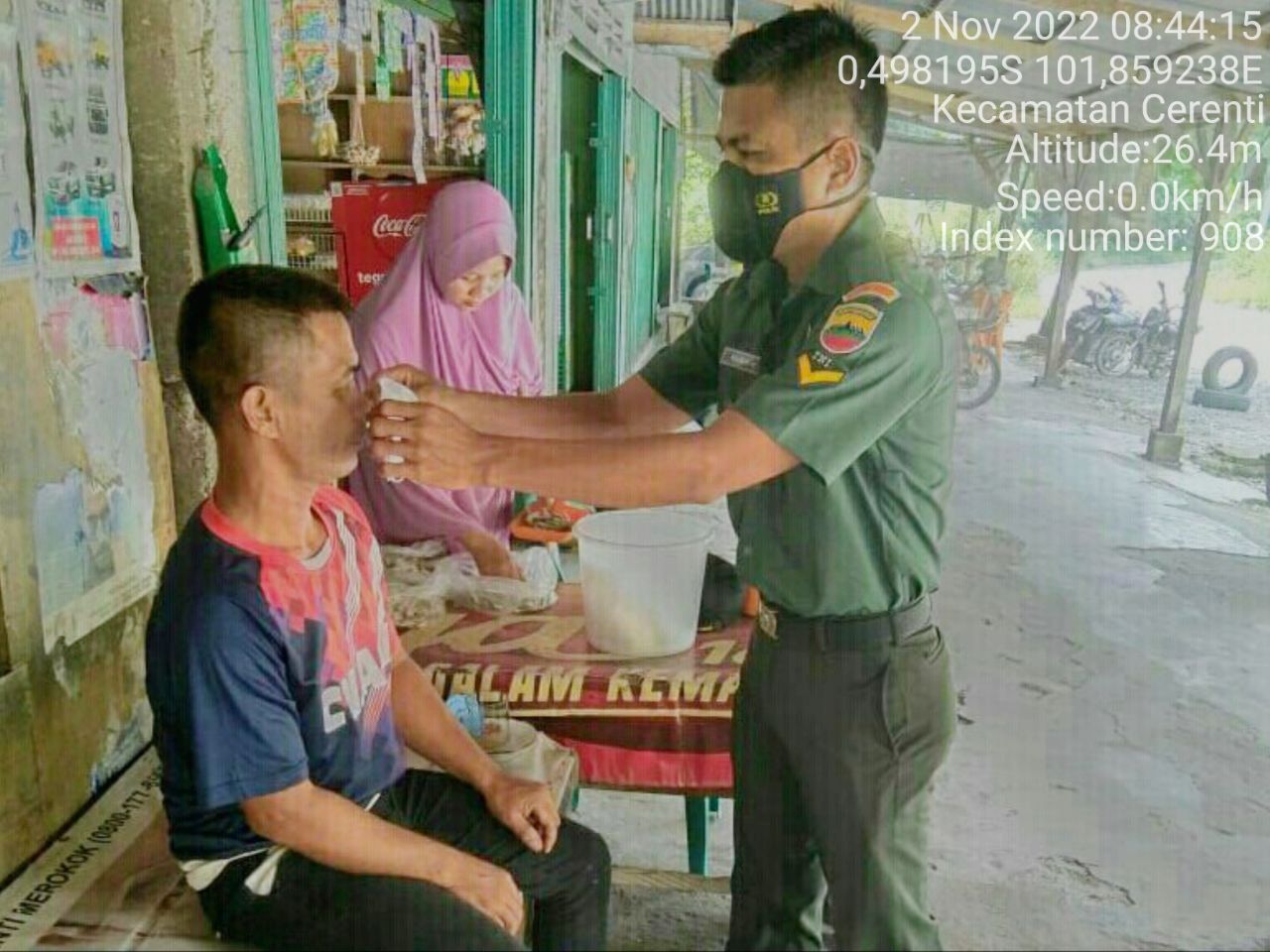Babinsa Koramil 06/ Cerenti Kodim 0302/Inhu, di Desa Kampung Baru Kecamatan Cerenti Bagikan Masker Kepada Warga