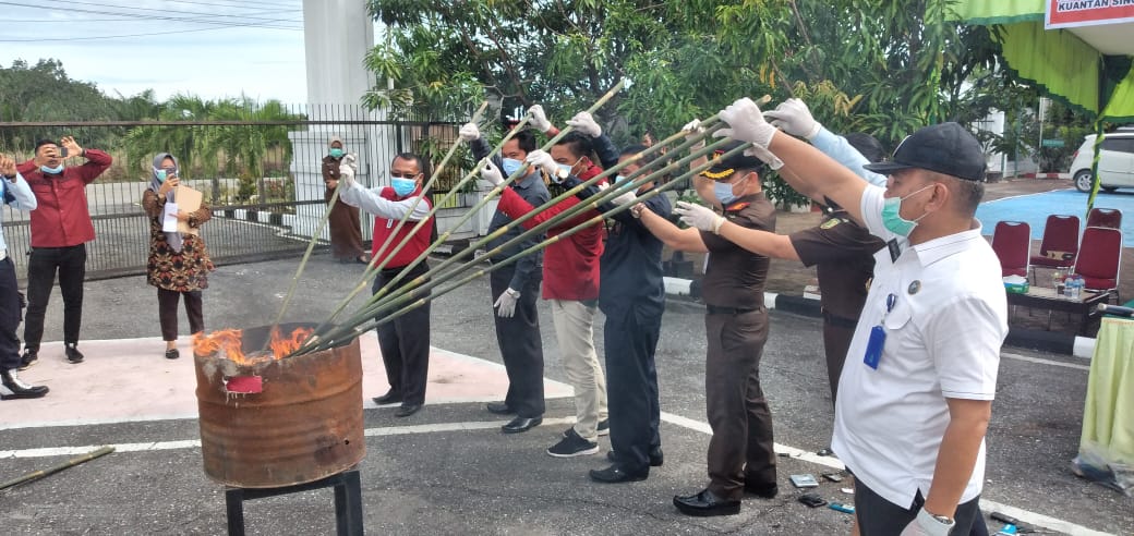 Pemusnahan  Barang Bukti Perkara Yang Sudah Incracht Tahun 2020  Yang Ke-3 Kalinya Oleh Kajari Dan Kapolres Beserta Forkopimda Kab.Kuansing