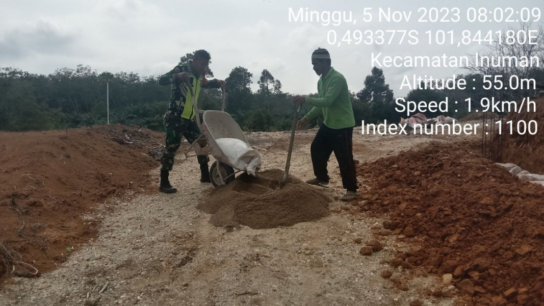 Serda Jama Anur Babinsa Koramil 06/cerenti kodim 0302/Inhu Gotong Royong Didesa Tanjung Medan Kecamatan Cerenti Kabupaten Kuansing