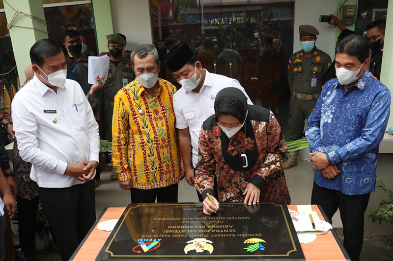 Bersama Gubri, Wako Firdaus Dampingi Mensos Kunker di Pekanbaru