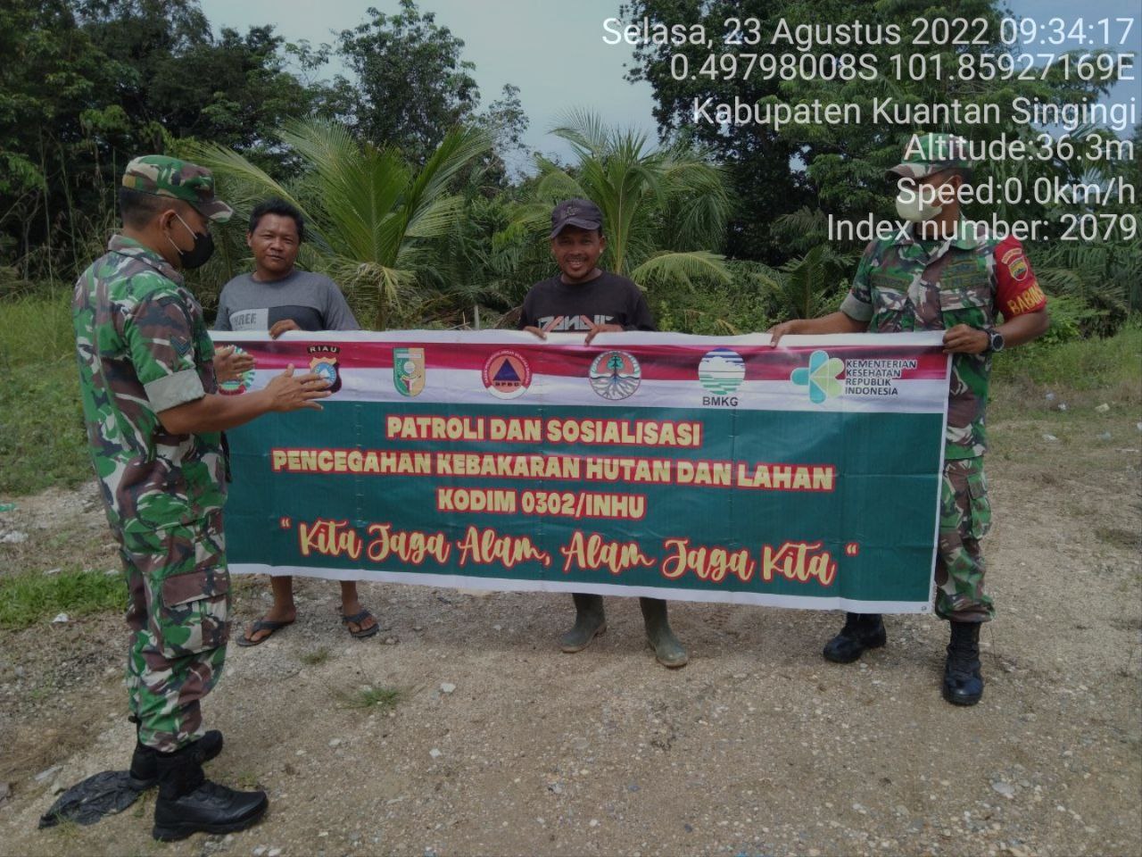Setiap Hari Tingkatkan Pengawasan Karlahut, Babinsa Koramil 06/ Cerenti Dim 0302/ Inhu Laksanakan Patroli dan Sosialisasi Kepada Masyarakat di Desa Pulau Bayur Cerenti