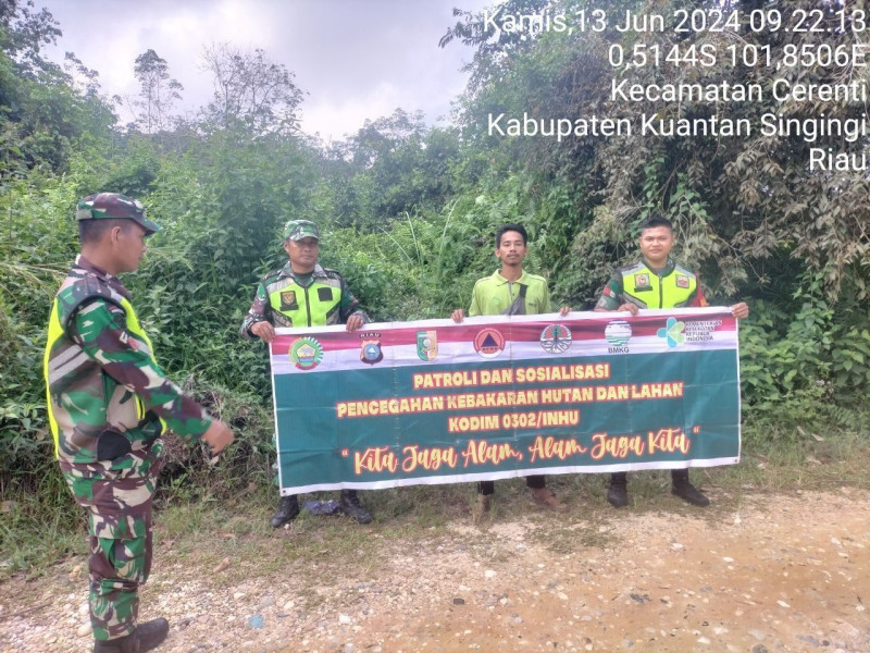 Di Desa Sikakak, Babinsa Koramil 06/Cerenti Kodim 0302/Inhu Terus Laksanakan Patroli dan Sosialisasi Tentang Bahaya Karhutla