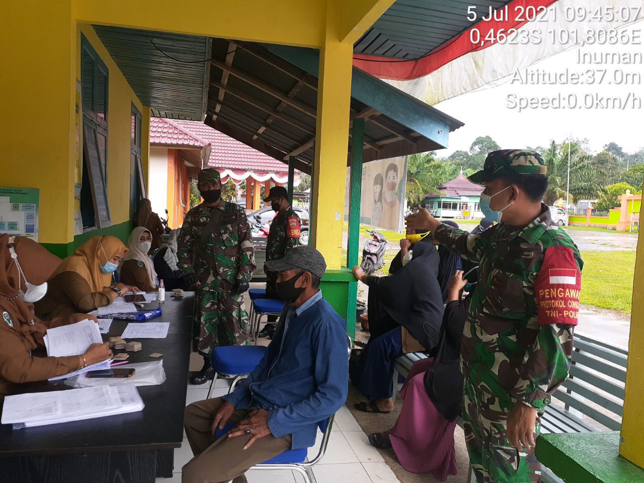 Cegah Penyebaran Virus Corona Babinsa Koramil 06/Cerenti Kodim 0302/Inhu Dampingi Masyarakat Dalam Vaksin Covid-19