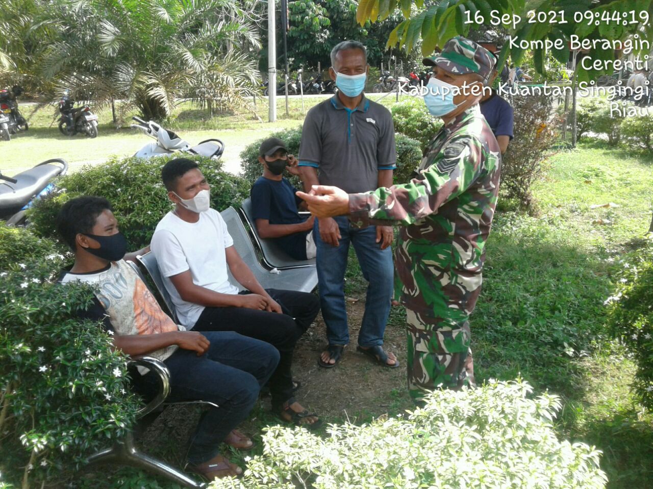 Babinsa Koramil 06/Cerenti  Kodim 0302/Inhu  Melaksanakan Komsos Dengan Warga Binaan di Pulau Bayur