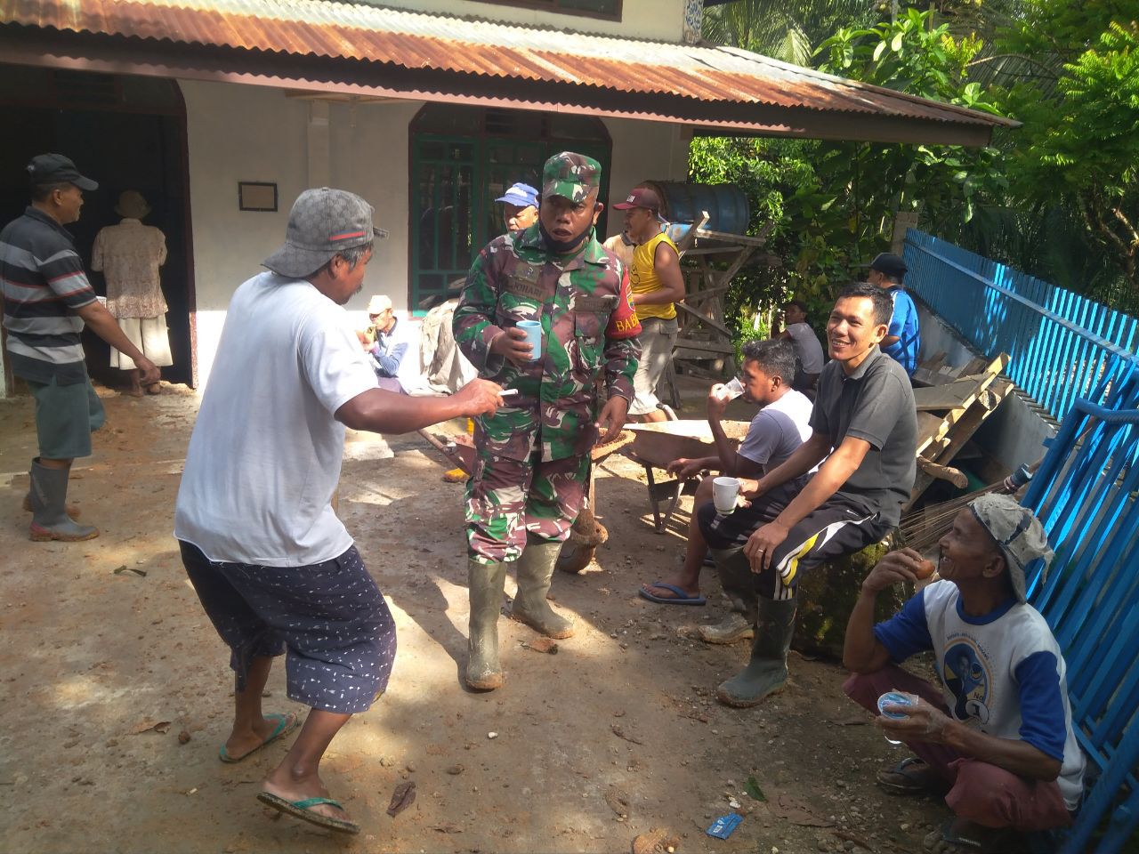 Babinsa Koramil 07/Kuantan Hilir Dim 0302/Inhu Komsos Dengan Masyarakat Binaan