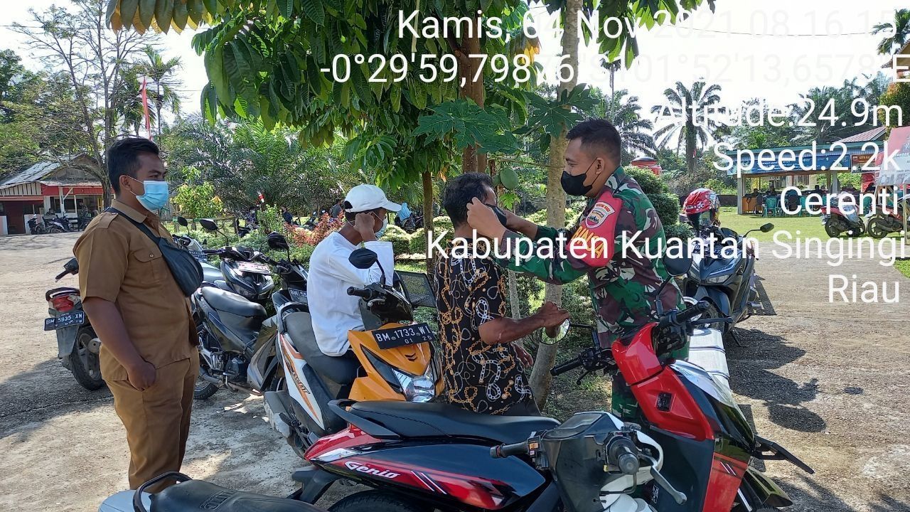 Kopda Mohamad Soleh Babinsa Koramil 06/ Cerenti Dim 0302/Inhu Bagikan Masker Gratis Kepada Warga Upaya Memutus Penularan Covid-19 di Kompe Berangin