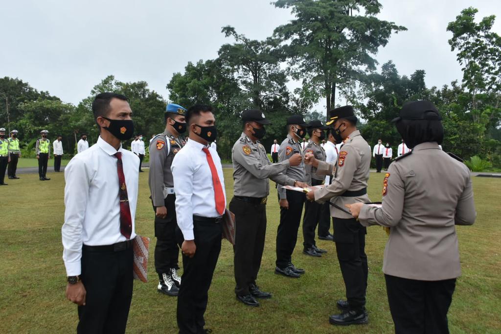 Sebanyak 7 Orang Personel Polres Kuansing Terima Reward dari Kapolres Kuansing