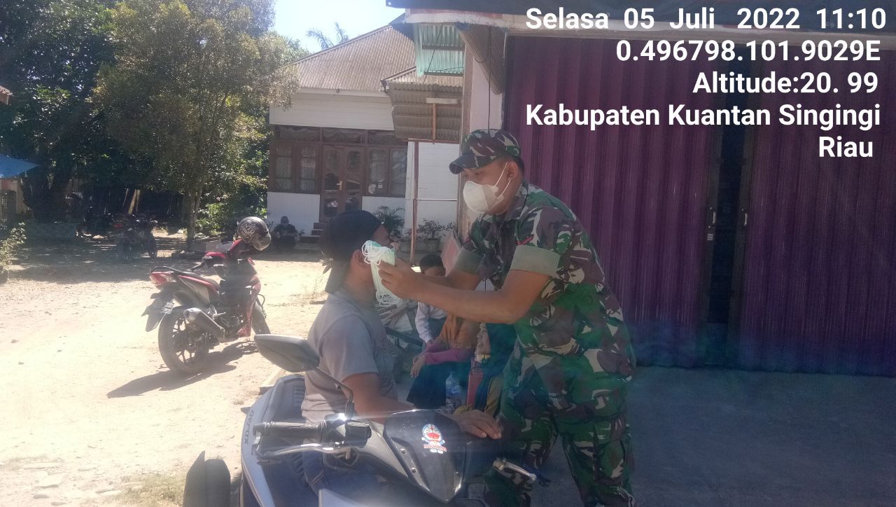 Aksi Babinsa Koramil 06/Cerenti Kodim 0302/Inhu Bagikan Masker Upaya Memberikan Kesadaran Kepada Warga