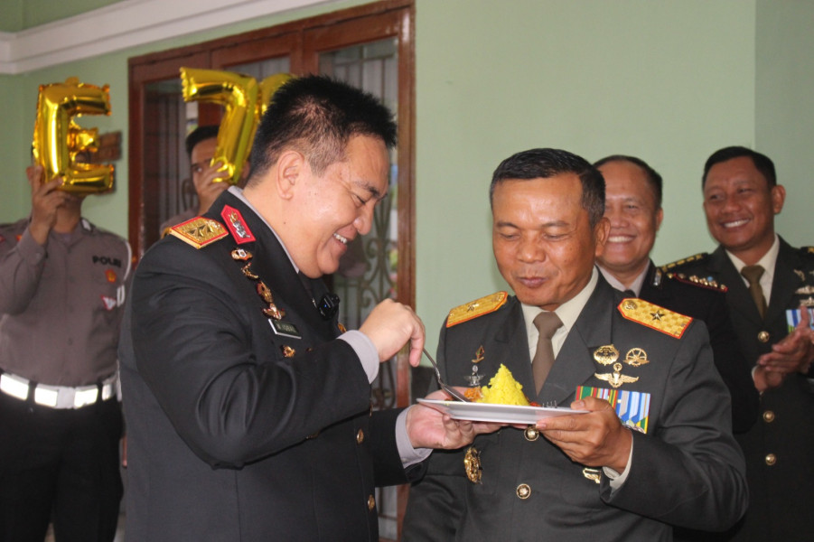 Kejutan Manis Kapolda Riau untuk Danrem 031/WB di HUT TNI ke-79