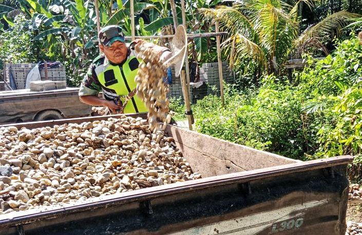 Babinsa Koramil 06/Cerenti Kodim 0302/Inhu Bergotong Royong Dengan Masyarakat Desa Lebuh Lurus Kecamatan Inuman Kabupaten Kuansing