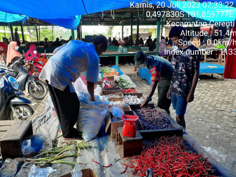 Babinsa Koramil 06/Cerenti Kodim 0302/Inhu Cek Harga Sembako Di Kelurahan Pasar Cerenti Kecamatan Cerenti Kabupaten Kuansing