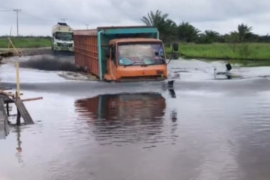 Banjir dan Kerusakan Jalan Putuskan Akses Lalu Lintas di Rohul, Perbaikan Tertunda