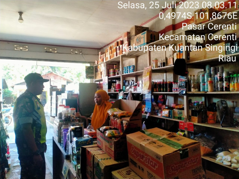 Babinsa Koramil 06/Cerenti Kodim 0302/Inhu Kopda M. Soleh Pantau Harga Kebutuhan Pokok di Pasar Tradisional Kecamatan Cerenti