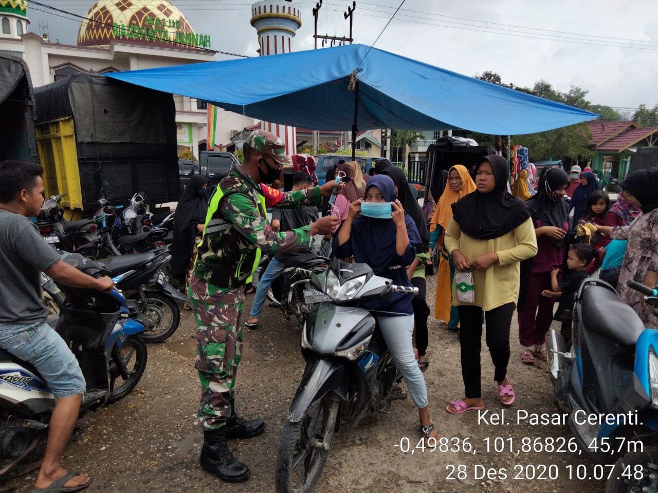 Babinsa Koramil 06/Cerenti Dim 0302/Inhu Bagikan Masker Guna Tekan Penyebaran Covid-19