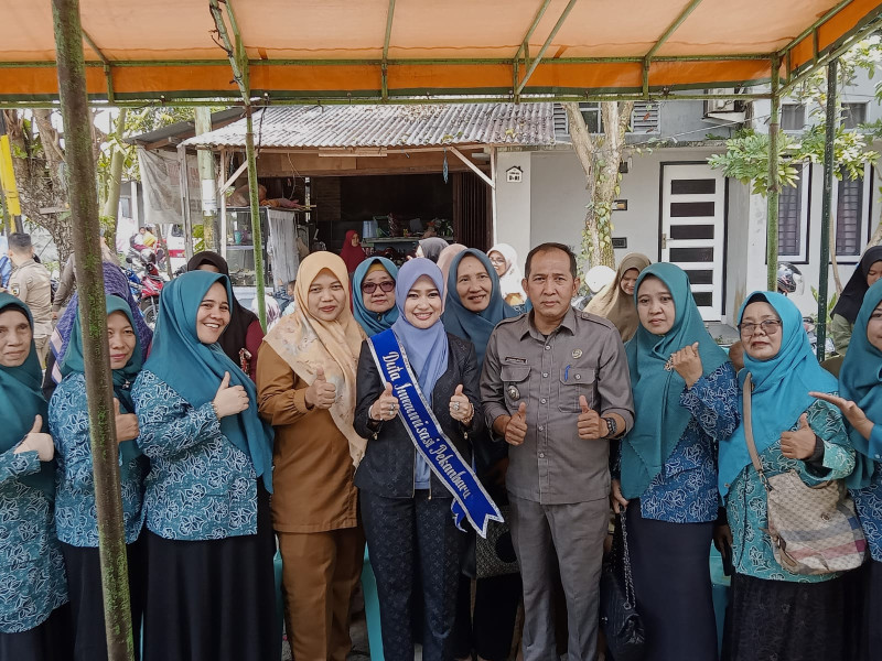 TP PKK Kota Pekanbaru sekaligus Duta Imunisasi Raja Rila Mustafa Muflihun Berikan Imunasasi ke Balita di Kelurahan Binawidya