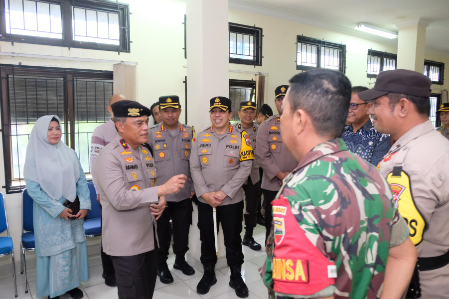 Tinjau Kantor Camat di Pekanbaru, Wakapolda Riau Pastikan Suara Masyarakat Tiba di PPK dengan Pengamanan Maksimal