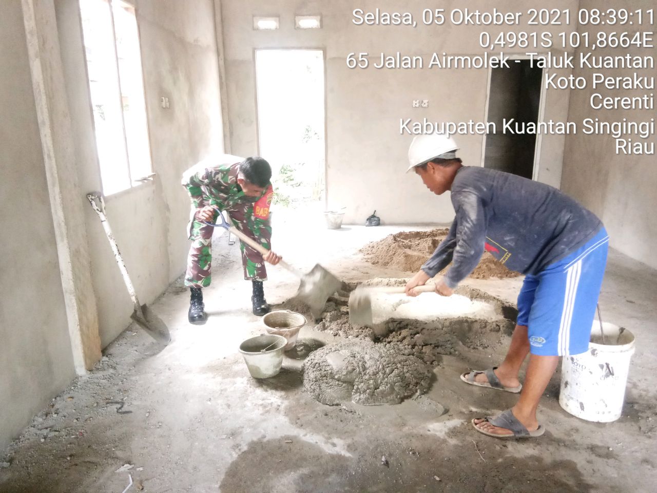 Selalu Ada Bersama Rakyat Babinsa Koramil 06/Cerenti Dim 0302/Inhu Bantu Renovasi Rumah Warga Diwilayah Binaan