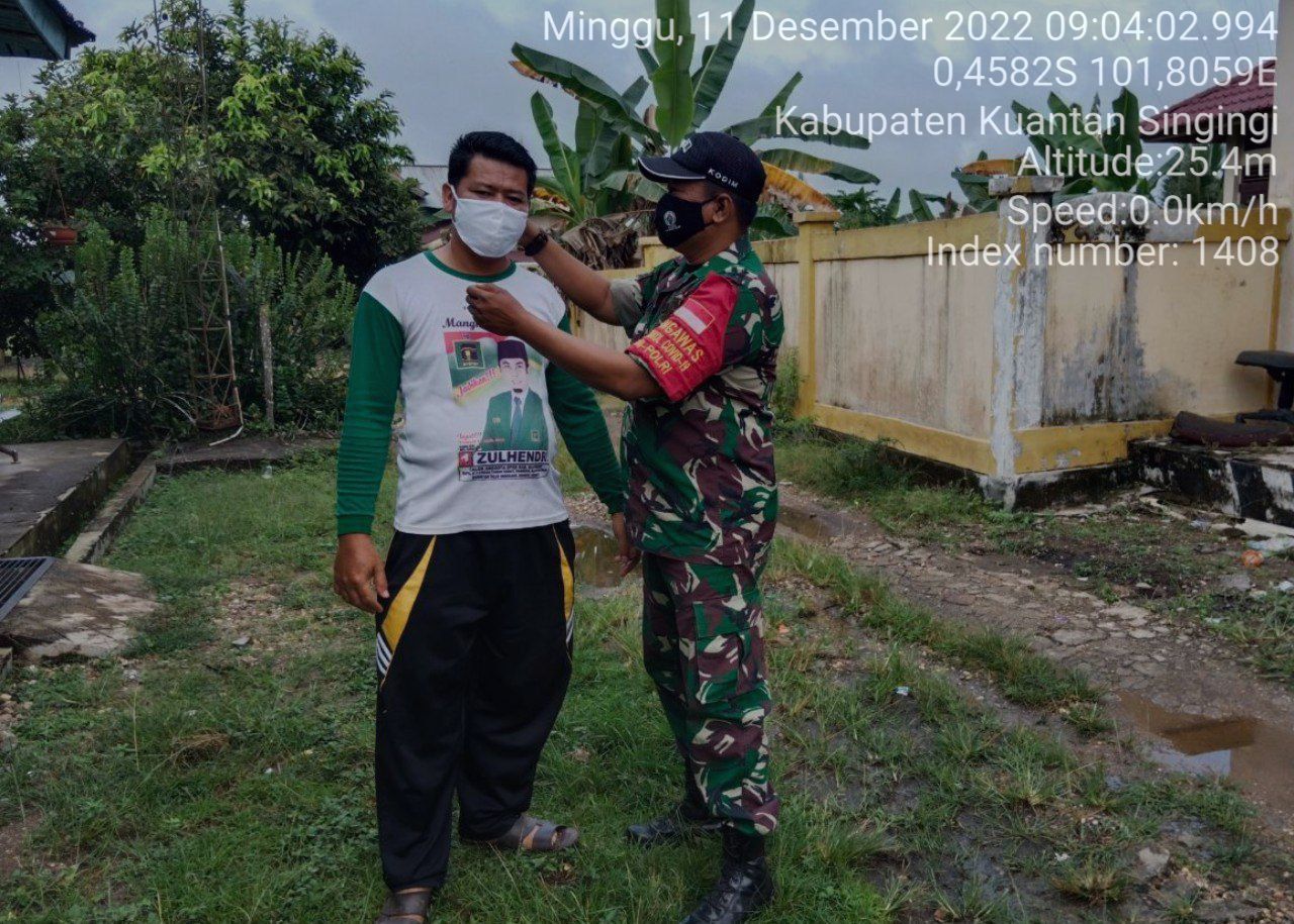 Babinsa Koramil 06/ Cerenti Kodim 0302/ Inhu Bagikan Masker  Kepada Warga Desa Seberang Pulau Busuk 
